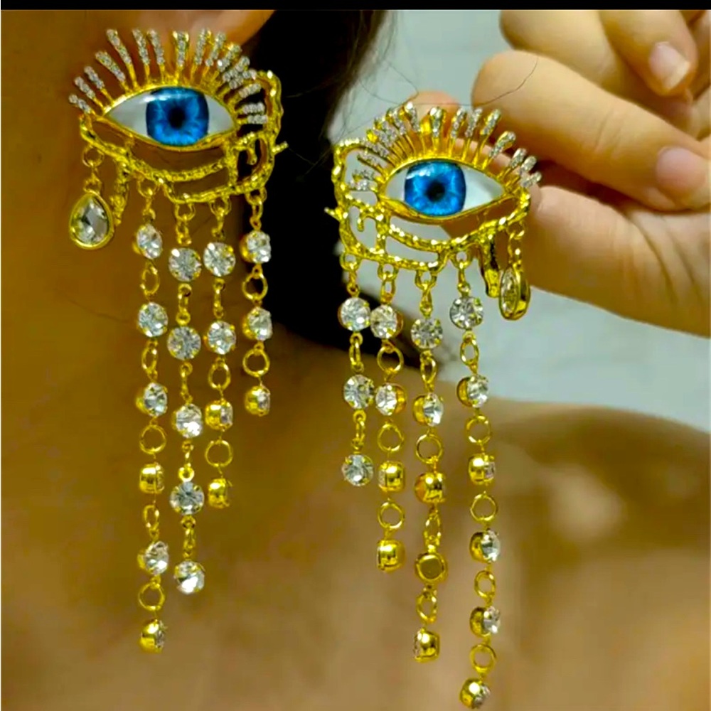 Surrealist earrings reminds me of Schiaparelli 🤍